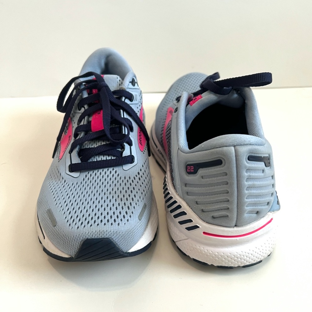 Like New Condition Brooks Women's Adrenaline GTS 22 Running Shoe, Size 9/40.5 EU - Picture 4 of 16